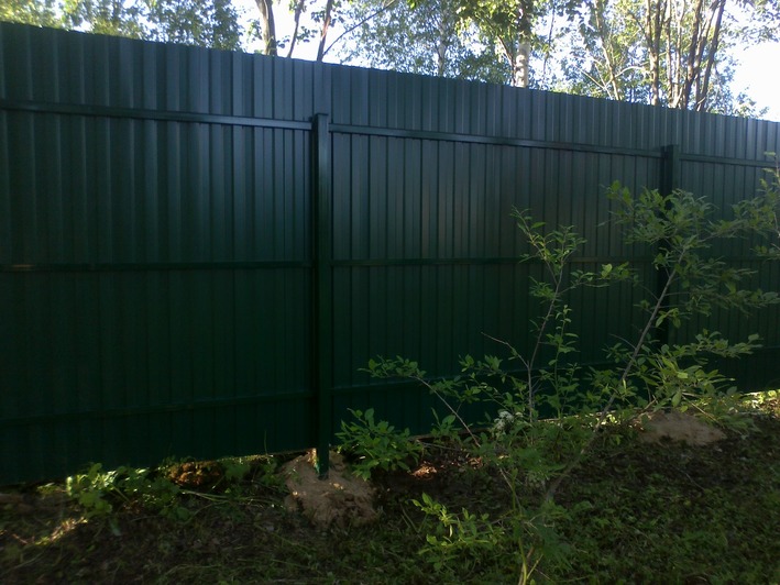 Забор из профнастила для загородных домов